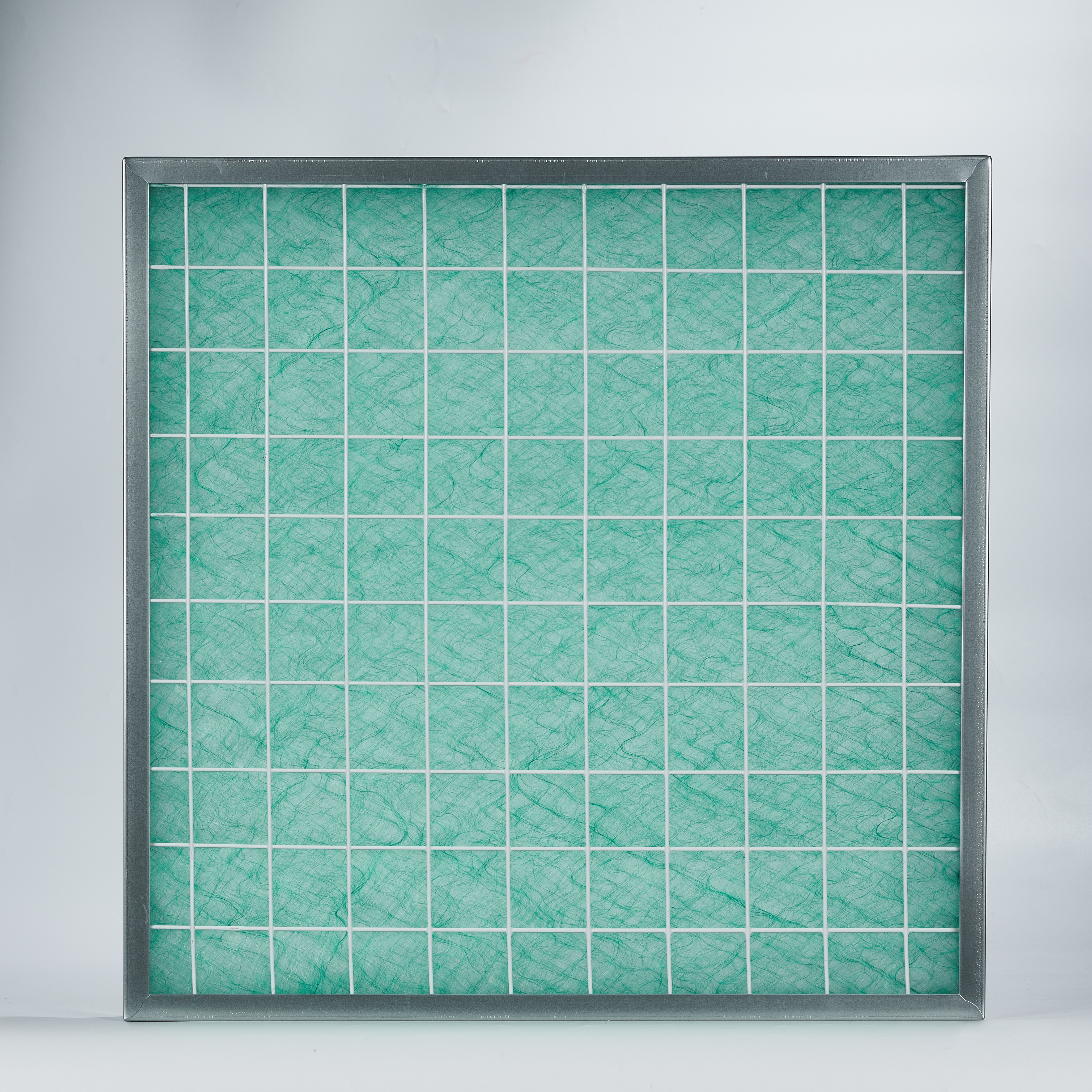 Estante de filtro del sistema HVAC que muestra la instalaci&oacute;n del prefiltro del panel